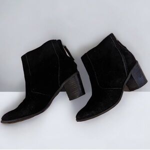 NEW | Crown Vintage black faux suede ankle boots zip back 2.5” block heel Sz 6